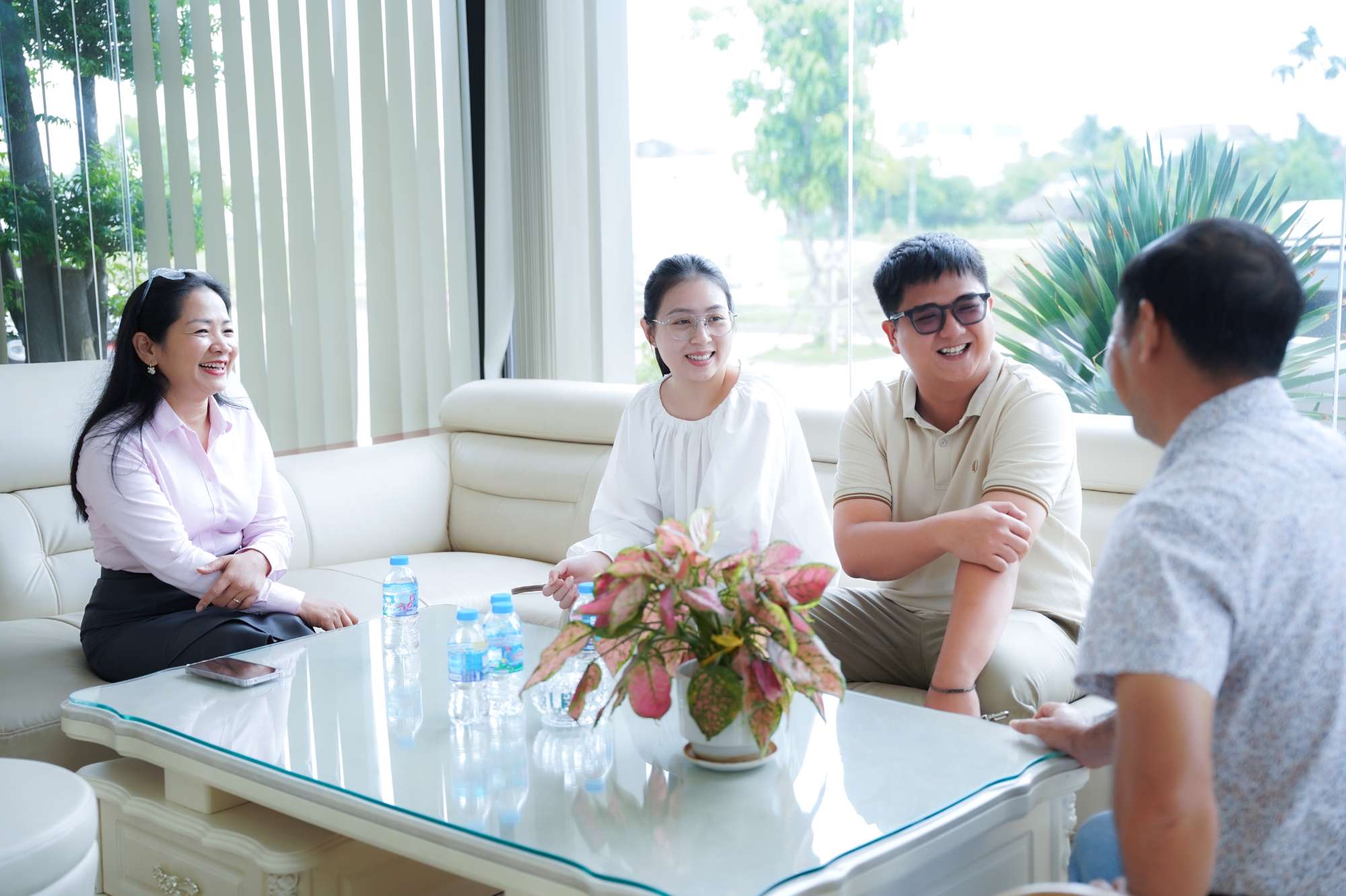 khach-hang-dau-tu-tai-an-huy-my-viet.jpg