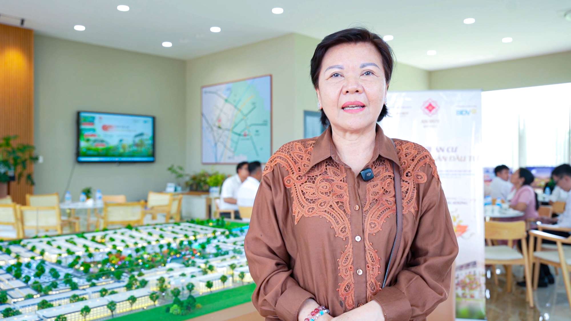 khach-hang-phong-van-tai-su-kien-1.jpg