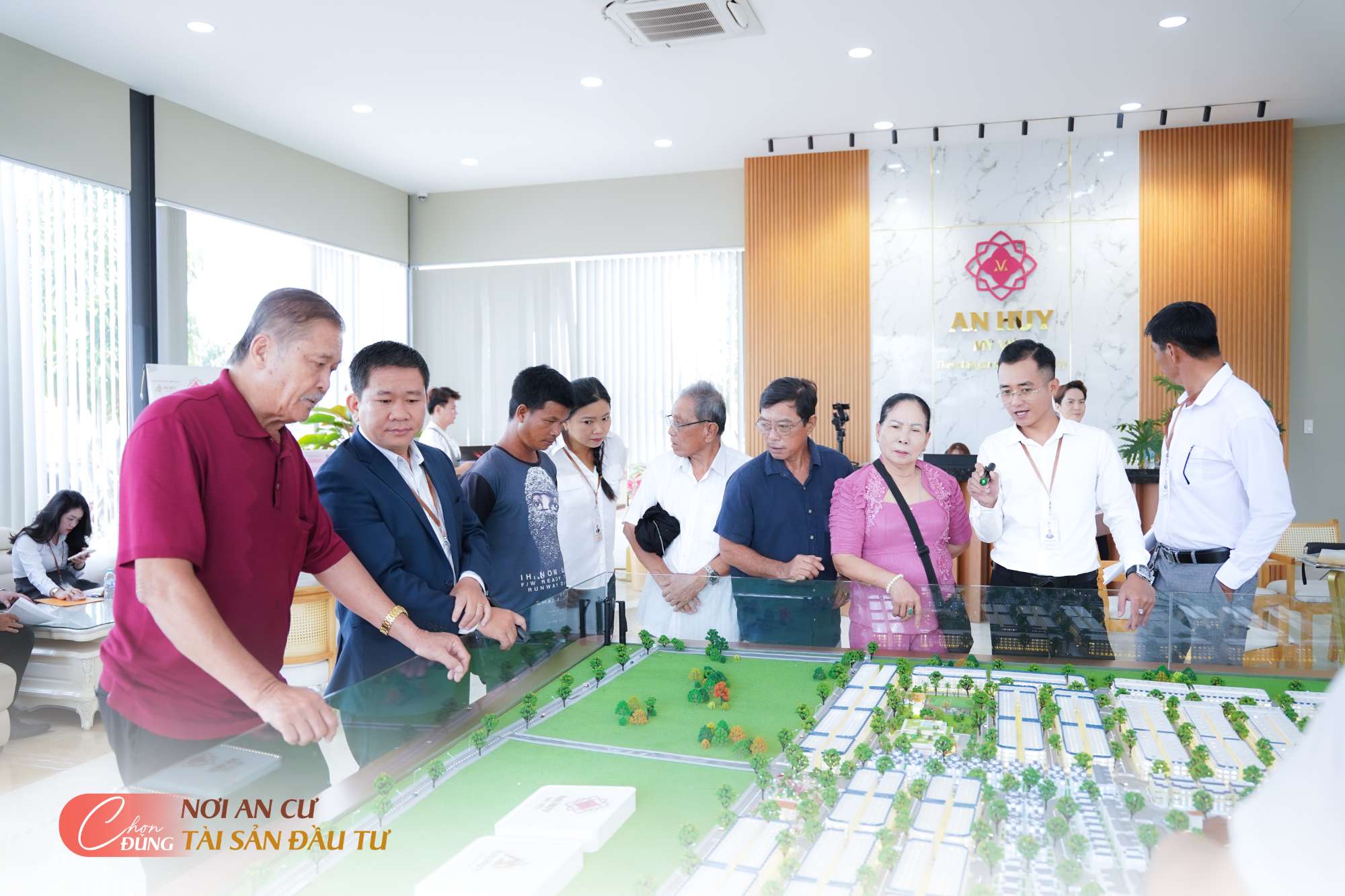 khach-hang-tham-quan-thuc-te-an-huy-my-viet.jpg