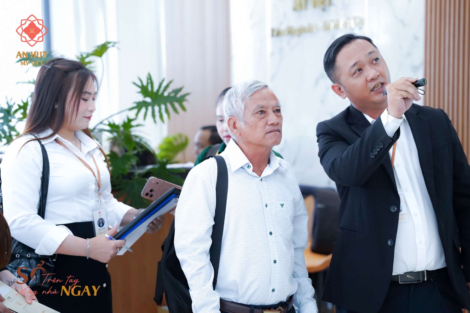 khach-hang-tim-hieu-dau-tu-an-huy-my-viet.jpg