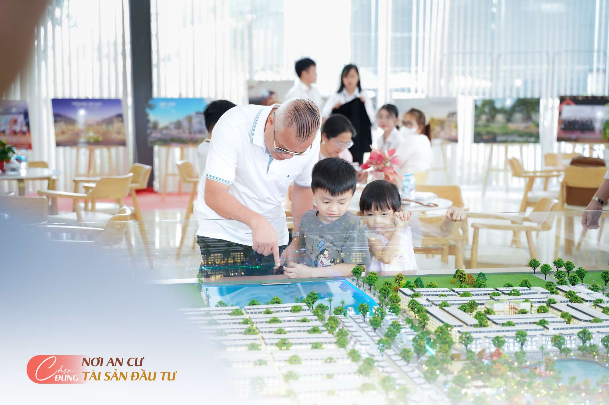 khach-quan-tam-dau-tu-an-huy-my-viet.jpg