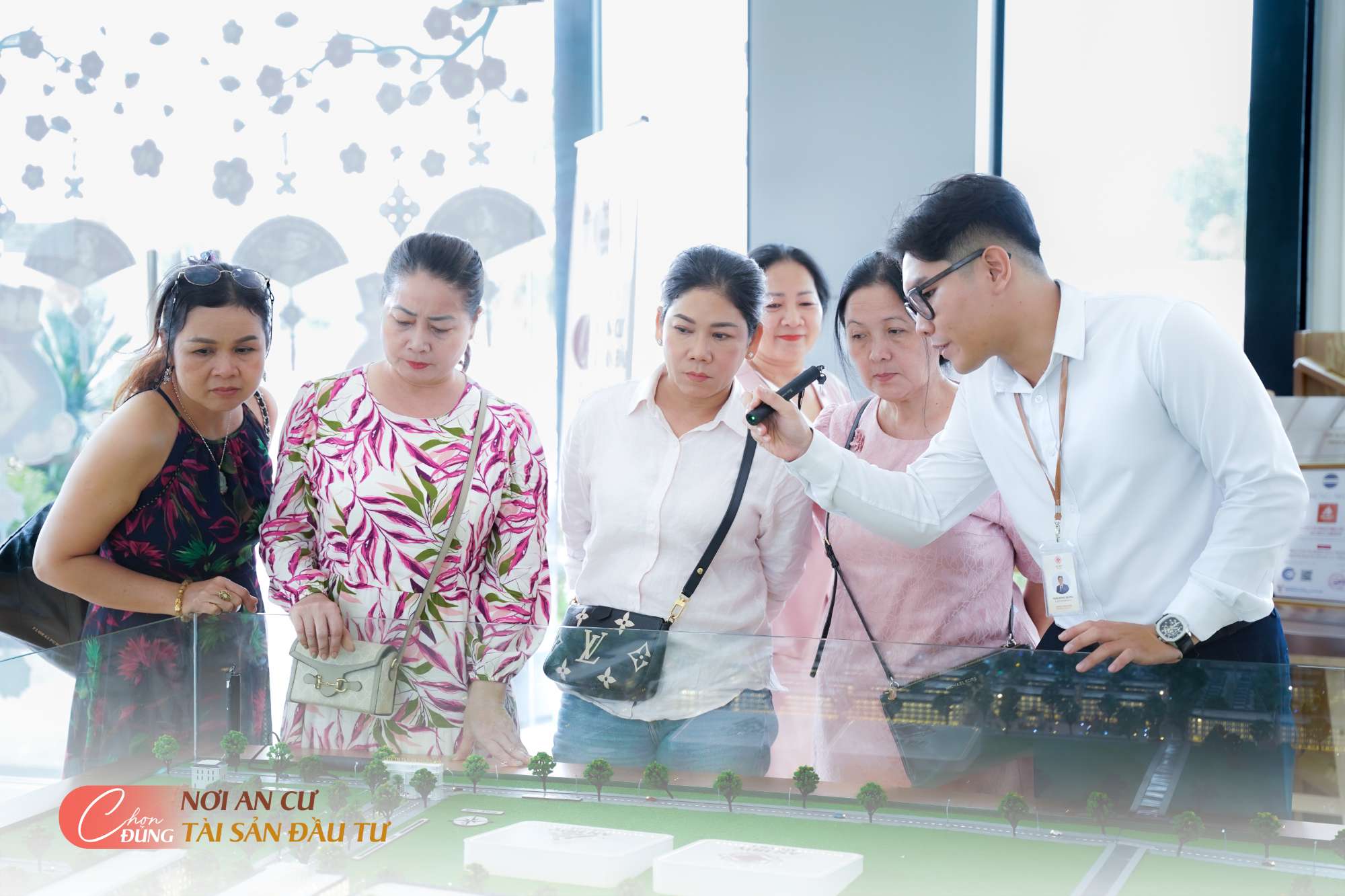 khach-quan-tam-va-tham-quan-du-an-an-huy-my-viet.jpg